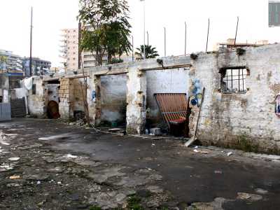Su entrambi i lati ci sono i piccoli e bassi box in pietra: le �stanze� abitate dai rom. I locali diroccati, pervasi da un odore sgradevole, sono tutti privi di tetto e di porta, con i solai a vista e le finestre dotate di inferriate                                                   